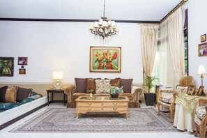 Lobby sitting area - Hotel O near Pantai Padang formerly Bou (Padang)