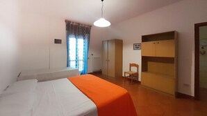A room with a bed, a chair, a wardrobe, and a radiator. - Awesome apartment in Maglie with WiFi (Maglie)
