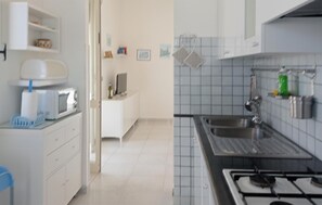 Wasserkocher mit Kaffee-/Teezubehör, Kühlschrank, Mikrowelle, Herdplatte