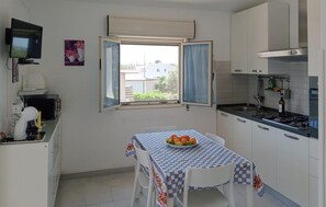 Wasserkocher mit Kaffee-/Teezubehör, Kühlschrank, Mikrowelle, Herdplatte