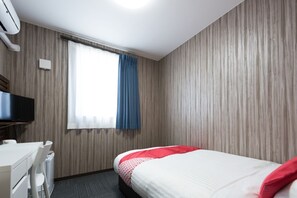 Habitación individual básica | Cortinas blackout y tabla de planchar con plancha 