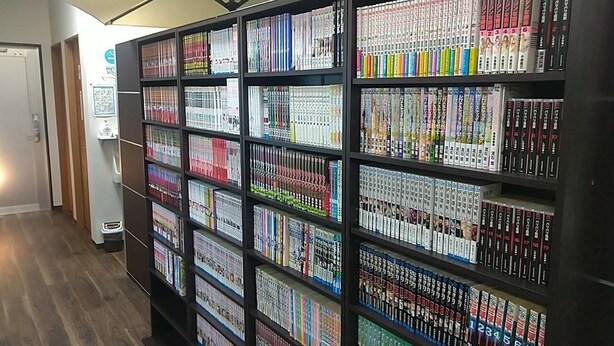 Una biblioteca con numerosas estanterías llenas de libros.