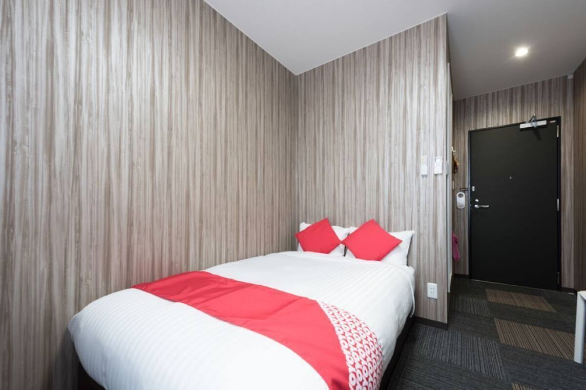 Habitación individual básica | Cortinas opacas y tabla de planchar con plancha