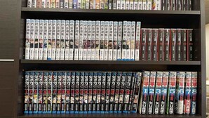 Una estantería con volúmenes de manga organizados por número.