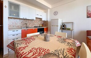 Wasserkocher mit Kaffee-/Teezubehör, Kühlschrank, Mikrowelle, Herdplatte