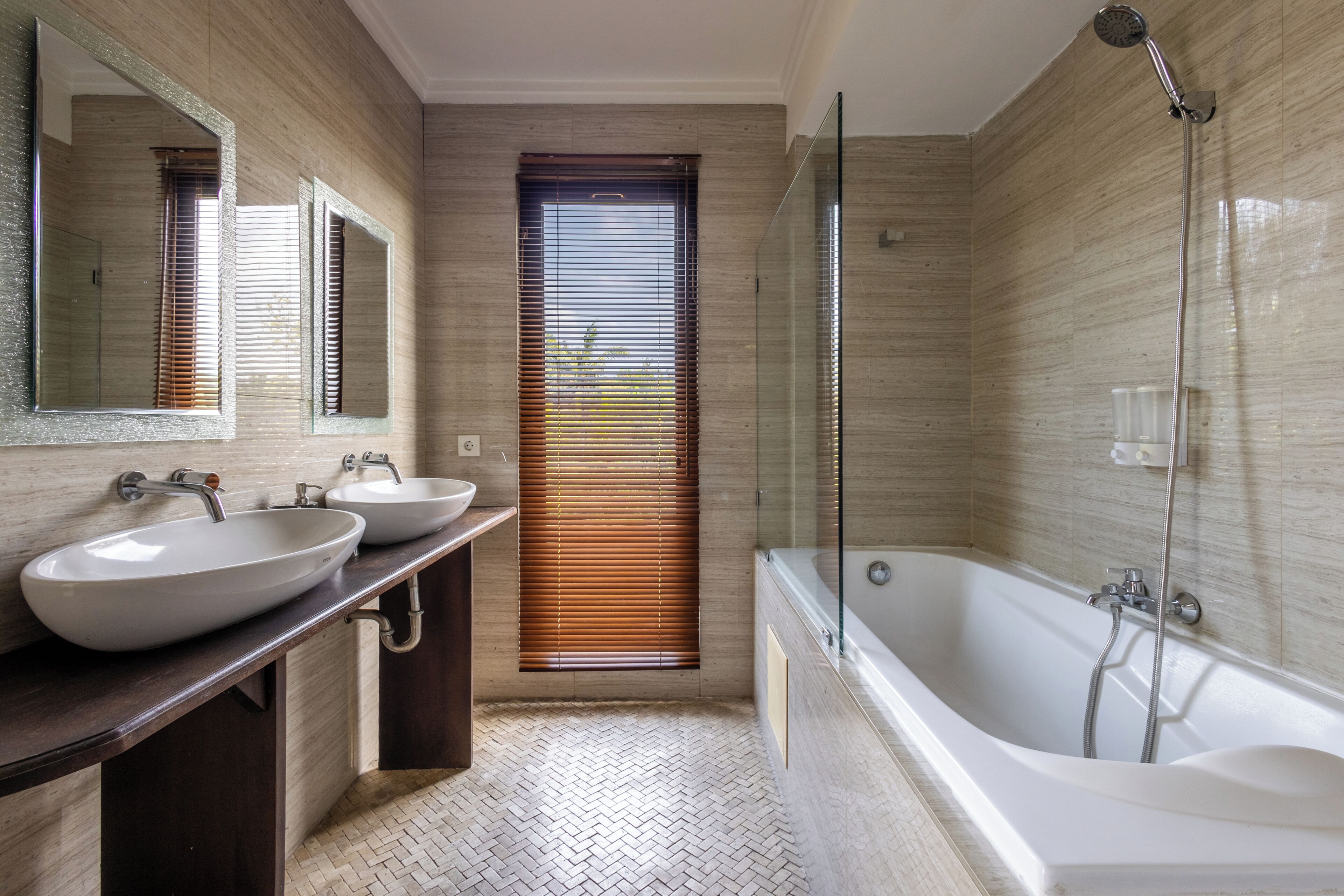 Deluxe Room, Garden View | Bathroom | Soap, shampoo, toilet paper