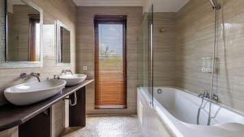 Deluxe Room, Garden View | Bathroom | Soap, shampoo, toilet paper