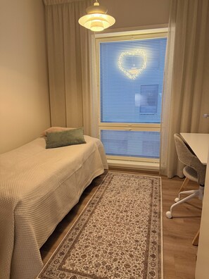 Een bureau, een strijkplank/strijkijzer, gratis wifi, beddengoed