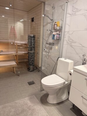 Een douche, een haardroger, handdoeken, zeep