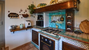 Cafetera o tetera, frigorífico, microondas y placa de cocina