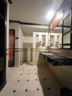 Habitación Deluxe doble, vistas a la piscina | Baño