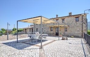 Outdoor dining - Pet friendly home in Montecchio (TR) (Montecchio (TR))