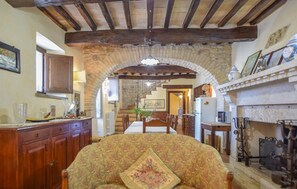 Smart TV, fireplace, table football, ping pong - Pet friendly home in Montecchio (TR) (Montecchio (TR))