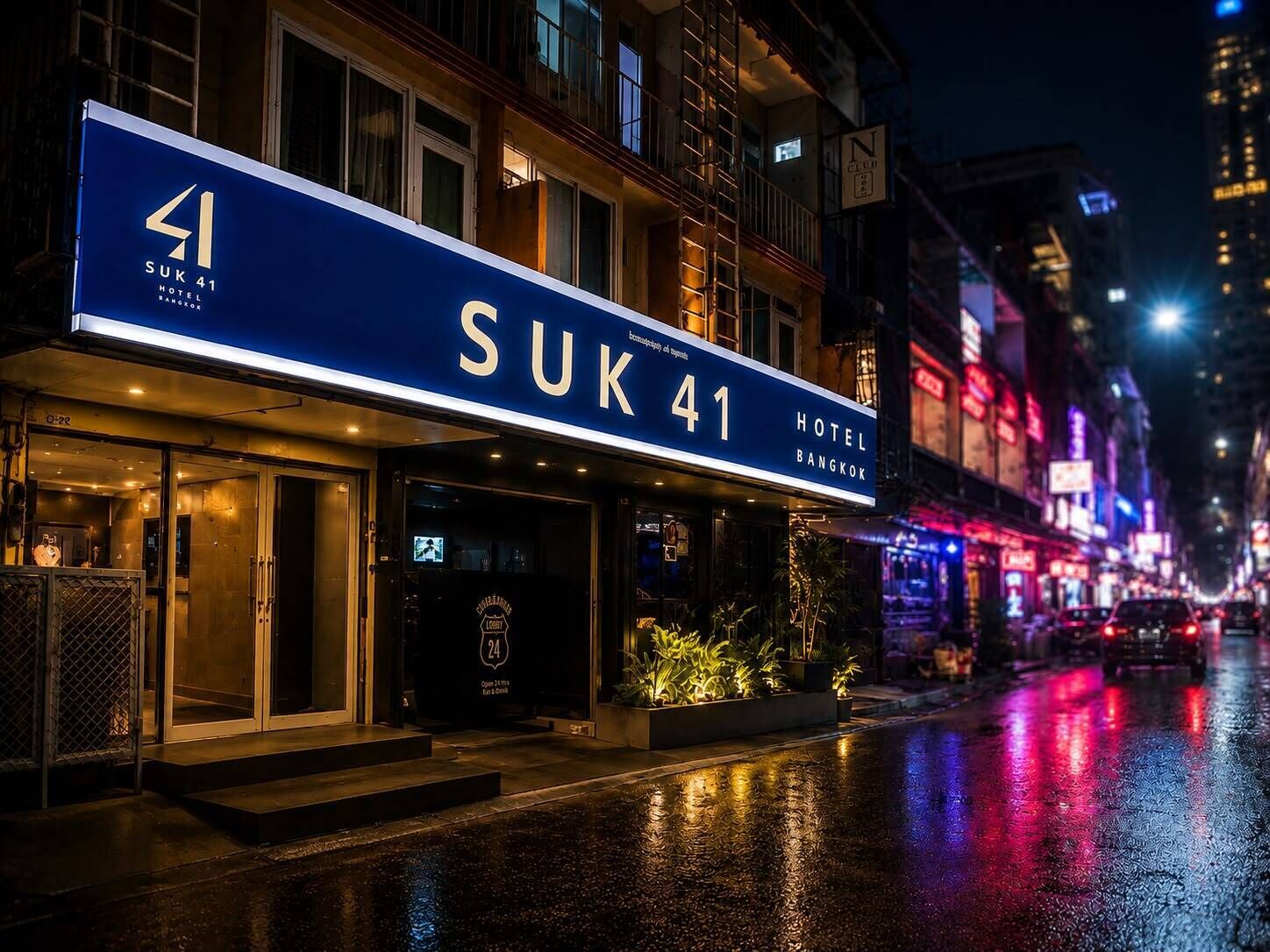 Señal de hotel con el número 41, indicando Suk 41 Hotel Bangkok.
