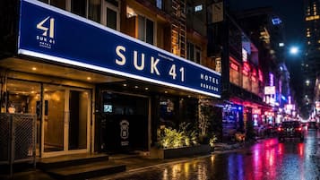 Señal de hotel con el número 41, indicando Suk 41 Hotel Bangkok.