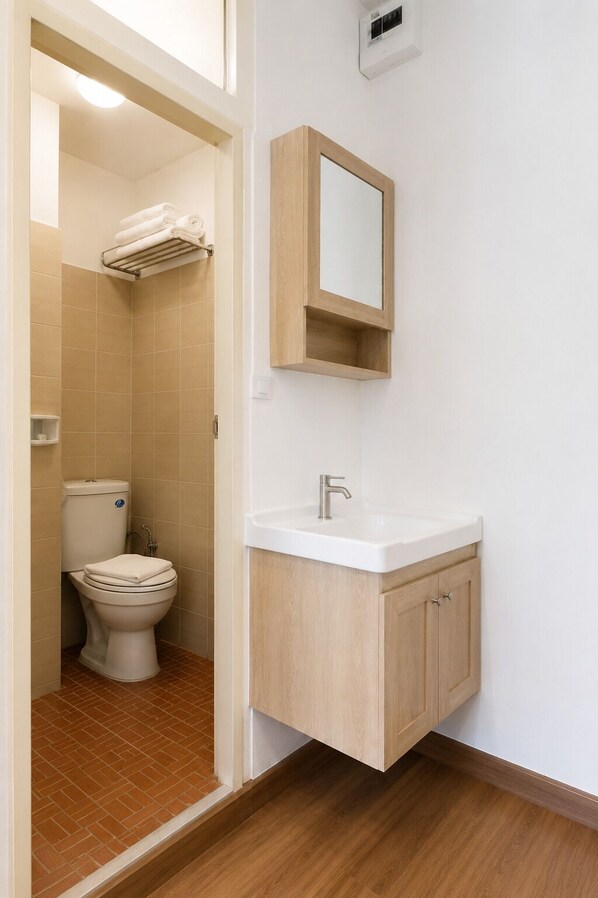 Deluxe Double Room | Bathroom | Shower, hair dryer, towels, toilet paper - Suk41 (Bangkok)
