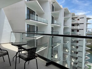 Appartement luxueux, balcon, vue sur la piscine | Terrain de l’hébergement 