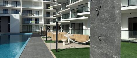 Lyxlägenhet - balkong - utsikt mot poolen | Pool | Utomhuspool med öppettider 09.00 till 21.00, och solstolar