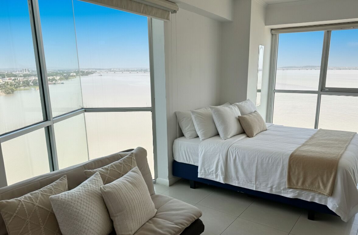 Cortinas blackout, tabla de planchar con plancha y wifi gratis 