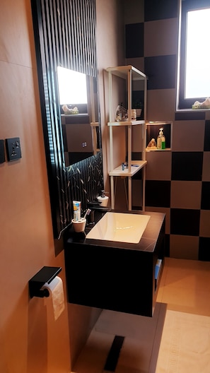 Bidet, towels, soap, toilet paper - Peaceful and secure Kyanja Oasis with Modern Amenities & Hot Shower (Kampala)