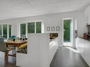 Kühlschrank, Mikrowelle, Geschirrspüler, Kochgeschirr/Geschirr/Besteck