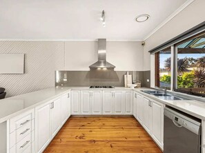 Fridge, microwave, oven, stovetop - Light filled 4 Bed pool home in Quiet neighborhood (Templestowe)