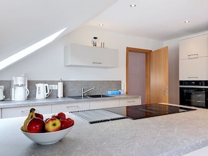 Kühlschrank, Mikrowelle, Ofen, Geschirrspüler