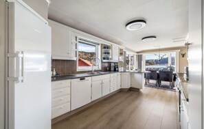 Wasserkocher mit Kaffee-/Teezubehör, Kühlschrank, Mikrowelle, Ofen