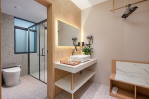 Luxury-Doppelzimmer, Stadtblick | Badezimmer | Dusche, Haartrockner, Hausschuhe, Handtücher