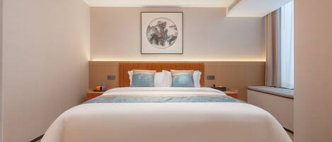 Une chambre d’hôtel moderne avec un grand lit, une tête de lit dotée d’un éclairage intégré, une œuvre d’art encadrée au mur et une fenêtre avec des rideaux.