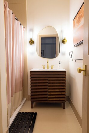Hair dryer, towels, soap, toilet paper - Spacious Duplex: Arcade, Games, NYC View (Jersey City)