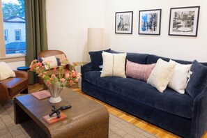 Smart TV - Spacious Duplex: Arcade, Games, NYC View (Jersey City)