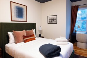 Iron/ironing board, WiFi, bed sheets - Spacious Duplex: Arcade, Games, NYC View (Jersey City)