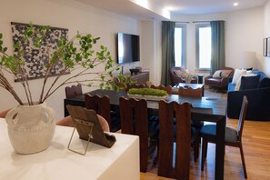 Dining - Spacious Duplex: Arcade, Games, NYC View (Jersey City)