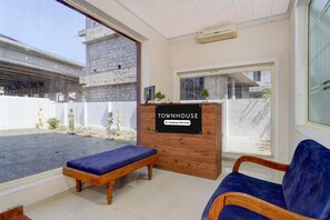 House | Meja sambut tetamu