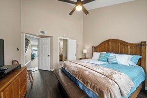 2 bedrooms, iron/ironing board, WiFi, bed sheets - Fishing on the Overwater Balcony! 2BR/2BA Condo with Beautiful Lake Conroe View (Willis)