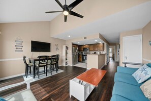 Smart TV - Fishing on the Overwater Balcony! 2BR/2BA Condo with Beautiful Lake Conroe View (Willis)
