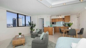 Eine moderne Wohnung mit Wohnzimmer, Essbereich und Küche.