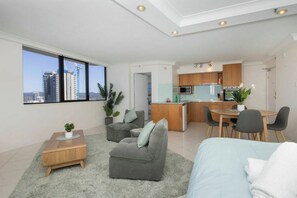 Ein modernes Apartment mit Wohnbereich, Küche und Essbereich.