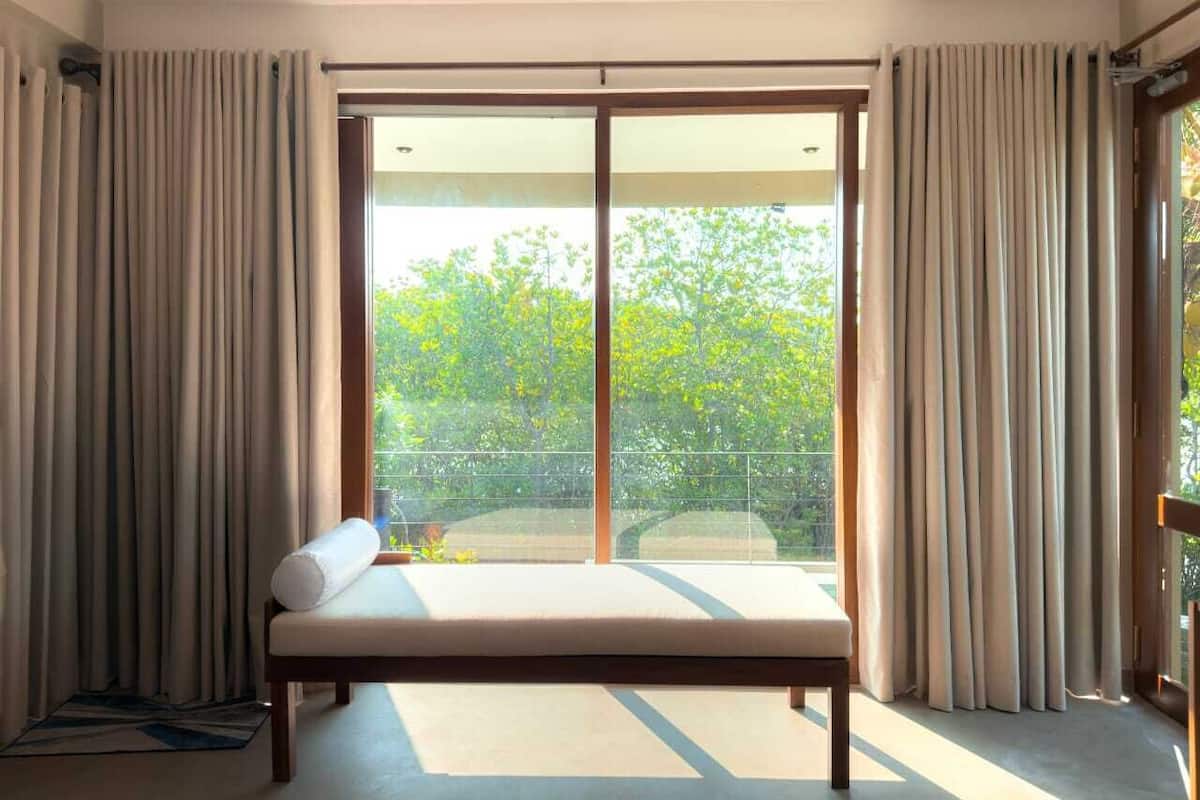 Habitación doble Deluxe, vista al río | Caja de seguridad en la habitación y escritorio