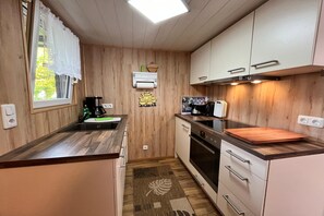 Jääkaappi, uuni, liesi, astianpesukone