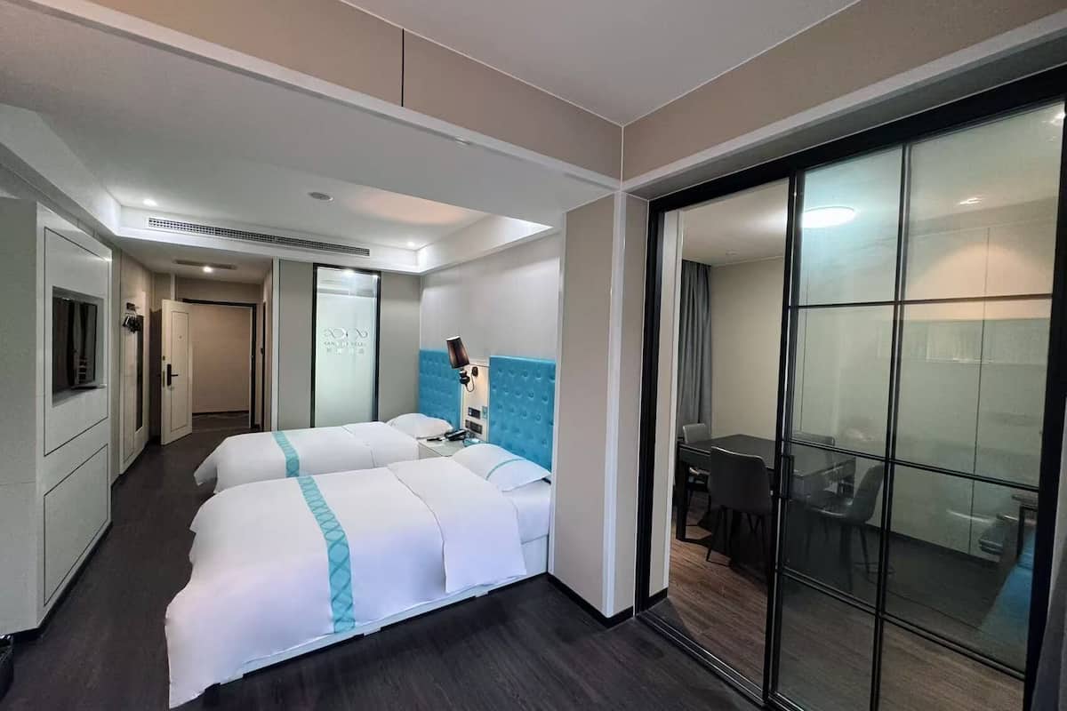 Club Suite, City View | Desk, laptop workspace, blackout drapes, soundproofing