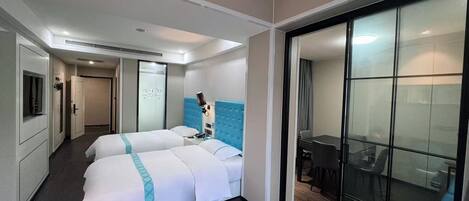 Club Suite, City View | Desk, laptop workspace, blackout drapes, soundproofing