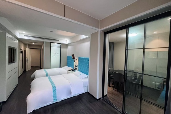 Club Suite, City View | Desk, laptop workspace, blackout drapes, soundproofing