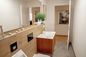 Haartrockner, Handtücher, Seife, Toilettenpapier