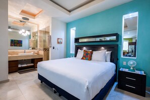 Ein modernes Schlafzimmer mit einem großen Bett, ein Badezimmer mit Waschtisch und eine Decke mit Dachfenstern.