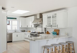 Wasserkocher mit Kaffee-/Teezubehör, Kühlschrank, Mikrowelle, Ofen