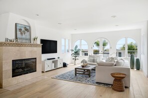 Fernseher, Kamin, Arbeitsbereiche