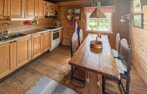 Coffee/tea maker, fridge, microwave, oven - Amazing home in Aneby with sauna (Aneby)