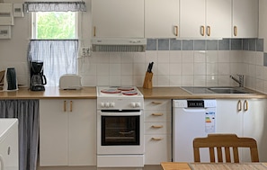 Wasserkocher mit Kaffee-/Teezubehör, Kühlschrank, Mikrowelle, Herdplatte